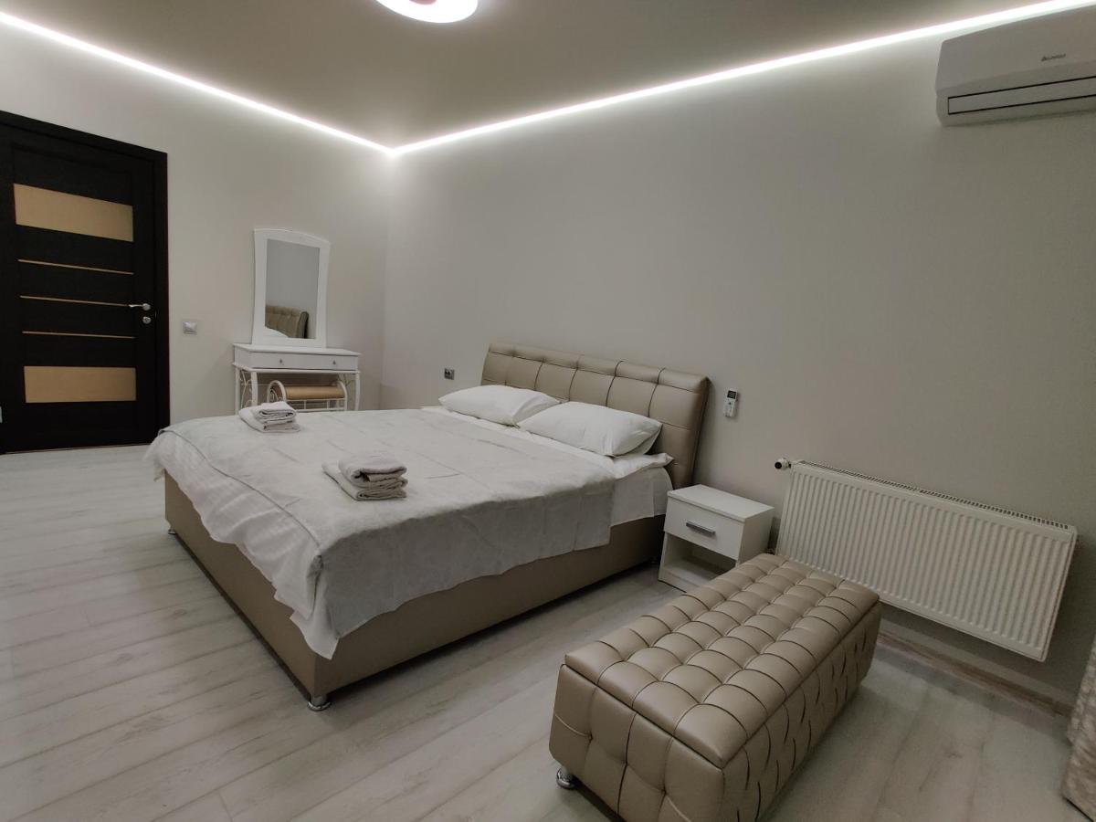 Yarovytsya Vip In The Center Apartman Luck Kültér fotó